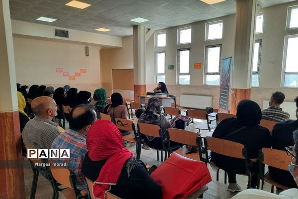 اولین مجمع اولیا و مربیان دبیرستان استعدادهای درخشان شهدای مدافع حرم ملارد