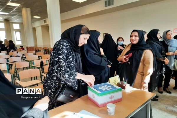 اولین مجمع اولیا و مربیان دبیرستان استعدادهای درخشان شهدای مدافع حرم ملارد