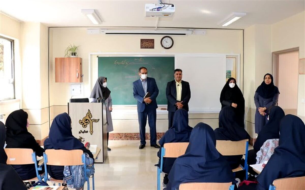 بازدید معاون آموزش متوسطه اداره کل آموزش و پرورش از مدارس شهر اصفهان