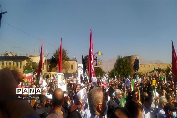 حضور کودکان و نوجوانان در تشییع پیکر شهدای حمله تروریستی در شیراز