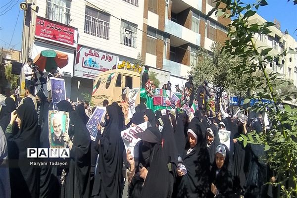 حضور کودکان و نوجوانان در تشییع پیکر شهدای حمله تروریستی در شیراز