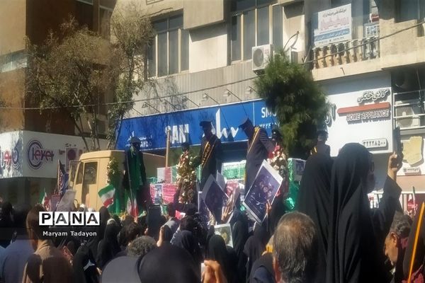 حضور کودکان و نوجوانان در تشییع پیکر شهدای حمله تروریستی در شیراز