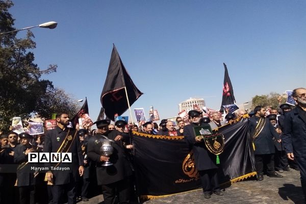 حضور کودکان و نوجوانان در تشییع پیکر شهدای حمله تروریستی در شیراز