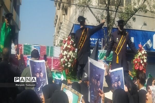 حضور کودکان و نوجوانان در تشییع پیکر شهدای حمله تروریستی در شیراز