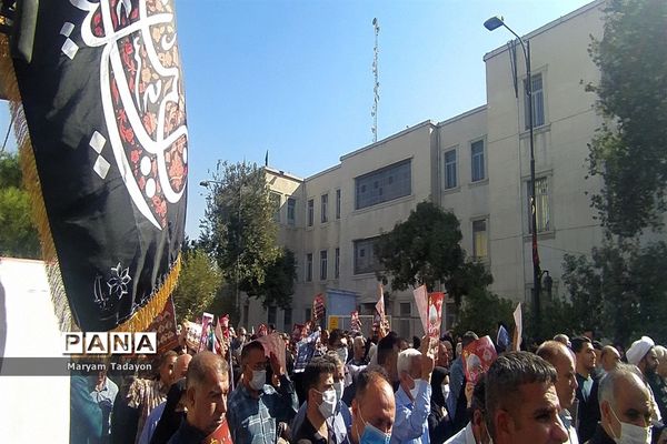 حضور کودکان و نوجوانان در تشییع پیکر شهدای حمله تروریستی در شیراز