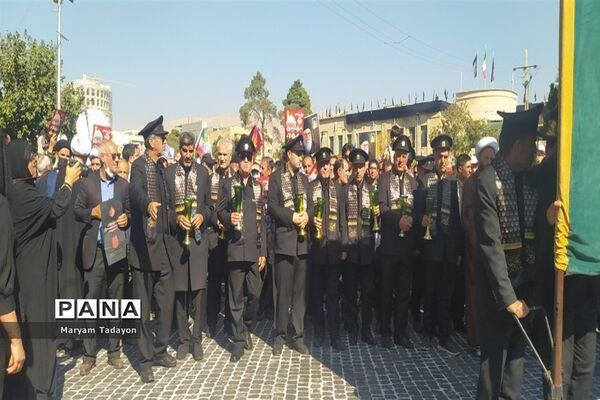 حضور کودکان و نوجوانان در تشییع پیکر شهدای حمله تروریستی در شیراز