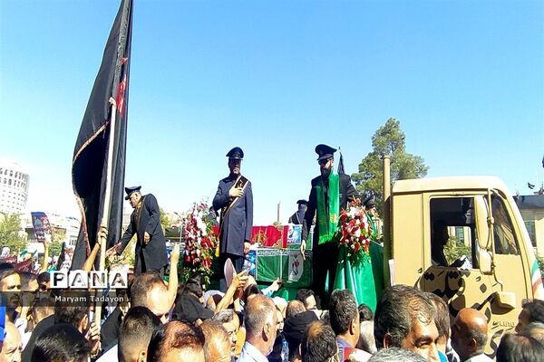 حضور کودکان و نوجوانان در تشییع پیکر شهدای حمله تروریستی در شیراز