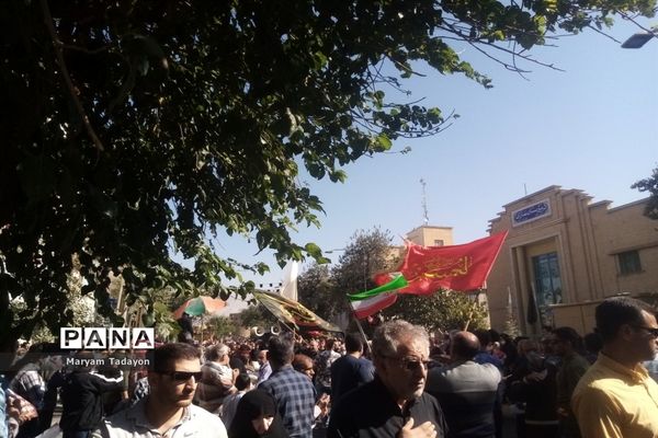 حضور کودکان و نوجوانان در تشییع پیکر شهدای حمله تروریستی در شیراز