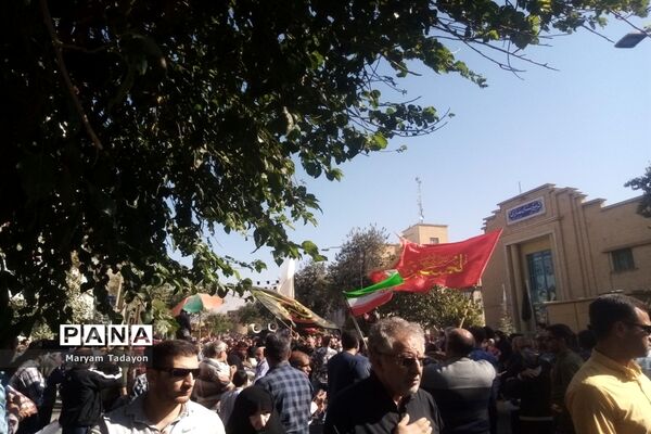 حضور کودکان و نوجوانان در تشییع پیکر شهدای حمله تروریستی در شیراز