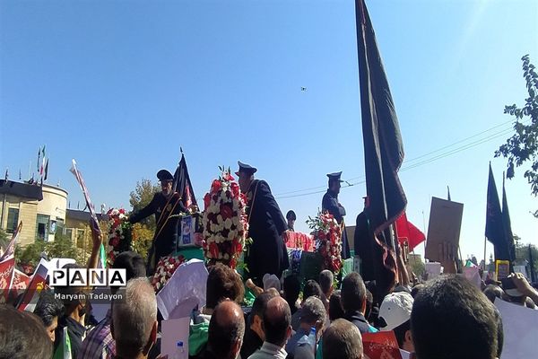 حضور کودکان و نوجوانان در تشییع پیکر شهدای حمله تروریستی در شیراز