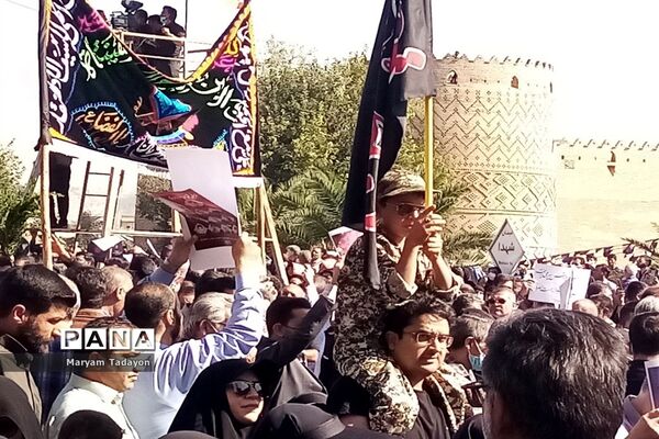 حضور کودکان و نوجوانان در تشییع پیکر شهدای حمله تروریستی در شیراز