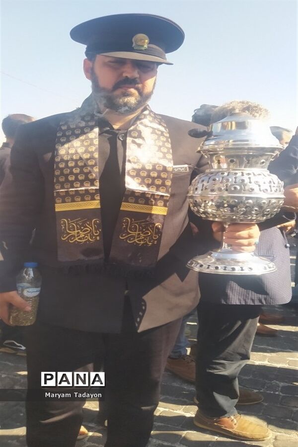 حضور کودکان و نوجوانان در تشییع پیکر شهدای حمله تروریستی در شیراز