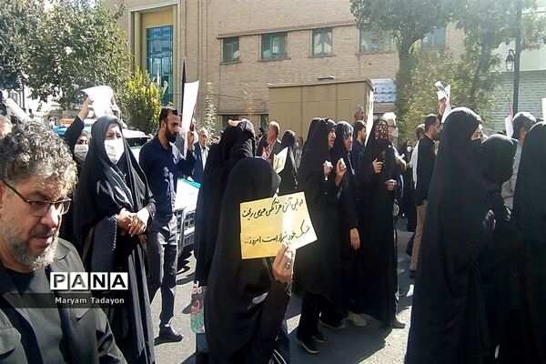 حضور کودکان و نوجوانان در تشییع پیکر شهدای حمله تروریستی در شیراز