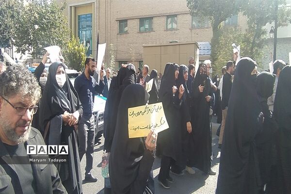 حضور کودکان و نوجوانان در تشییع پیکر شهدای حمله تروریستی در شیراز