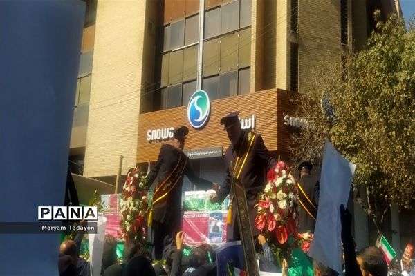 حضور کودکان و نوجوانان در تشییع پیکر شهدای حمله تروریستی در شیراز