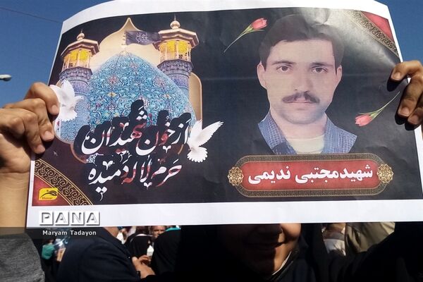 حضور کودکان و نوجوانان در تشییع پیکر شهدای حمله تروریستی در شیراز