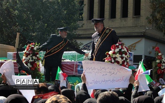 حضور پرشور مردم شیراز در مراسم تشیع شهدای حرم شاهچراغ(ع)/ ویدیو