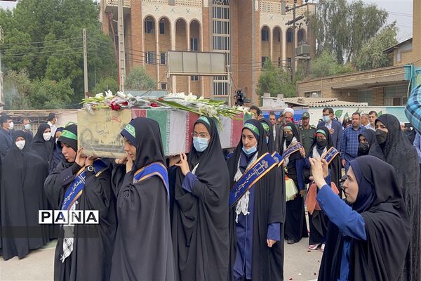 تشییع پیکر شهید‌گمنام همزمان با نواختن زنگ استانی استکبار‌ستیزی در دبیرستان شاهد رضوان