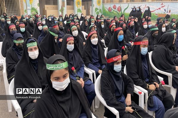 تشییع پیکر شهید‌گمنام همزمان با نواختن زنگ استانی استکبار‌ستیزی در دبیرستان شاهد رضوان