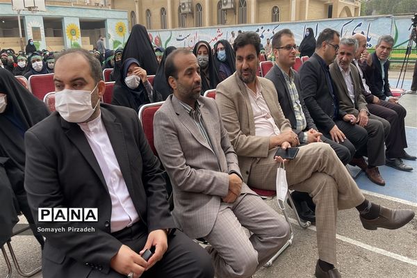 تشییع پیکر شهید‌گمنام همزمان با نواختن زنگ استانی استکبار‌ستیزی در دبیرستان شاهد رضوان