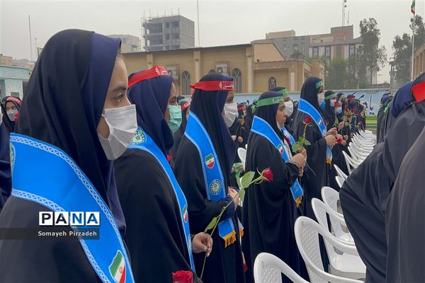 تشییع پیکر شهید‌گمنام همزمان با نواختن زنگ استانی استکبار‌ستیزی در دبیرستان شاهد رضوان