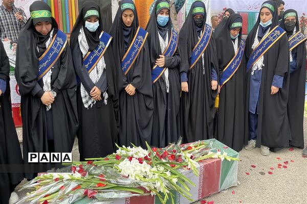 تشییع پیکر شهید‌گمنام همزمان با نواختن زنگ استانی استکبار‌ستیزی در دبیرستان شاهد رضوان