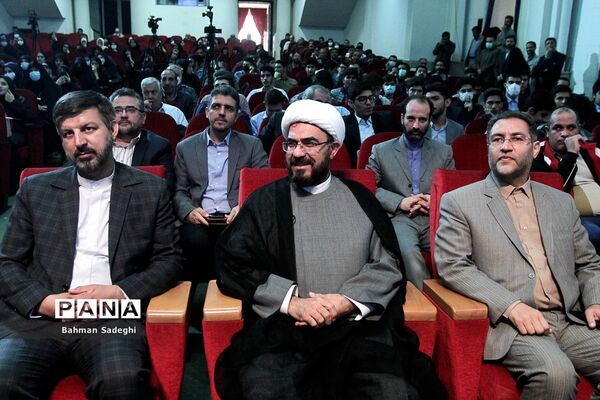 مراسم تجلیل از دانش‌آموزان برگزیده شهر تهران