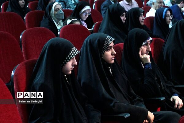 مراسم تجلیل از دانش‌آموزان برگزیده شهر تهران