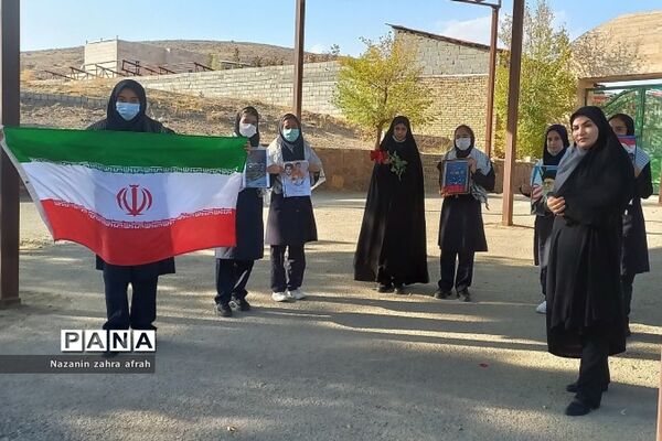 غبارروبی مزار شهدا در هفته بسیج دانش‌آموزی توسط دانش‌آموزان رودهن