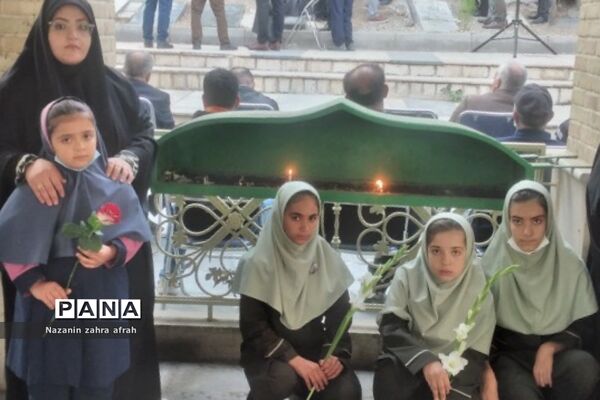 غبارروبی مزار شهدا در هفته بسیج دانش‌آموزی توسط دانش‌آموزان رودهن