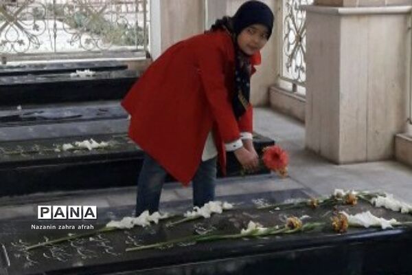 غبارروبی مزار شهدا در هفته بسیج دانش‌آموزی توسط دانش‌آموزان رودهن