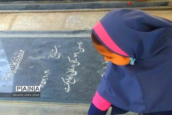 غبارروبی مزار شهدا در هفته بسیج دانش‌آموزی توسط دانش‌آموزان رودهن
