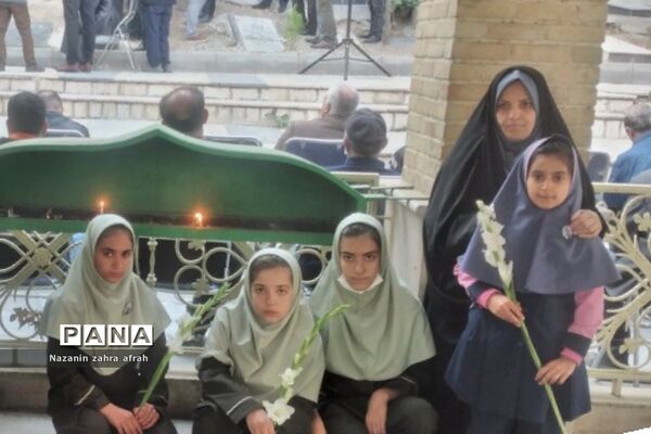 غبارروبی مزار شهدا در هفته بسیج دانش‌آموزی توسط دانش‌آموزان رودهن