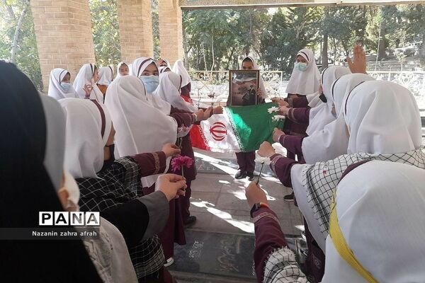 غبارروبی مزار شهدا در هفته بسیج دانش‌آموزی توسط دانش‌آموزان رودهن
