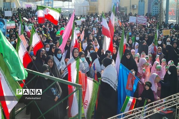 تجمع نوجوانان اهوازی همزمان با آغاز هفته بسیج دانش‌آموزی در تشییع شهید گمنام