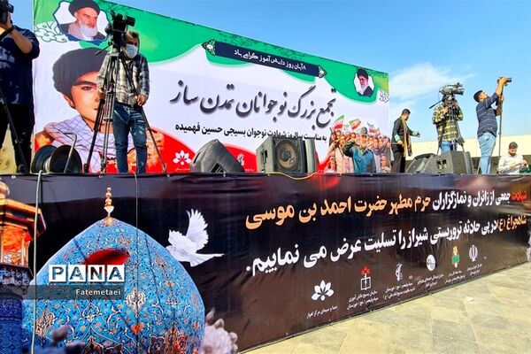 تجمع نوجوانان اهوازی همزمان با آغاز هفته بسیج دانش‌آموزی در تشییع شهید گمنام