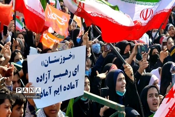 تجمع نوجوانان اهوازی همزمان با آغاز هفته بسیج دانش‌آموزی در تشییع شهید گمنام