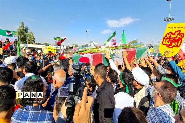 تجمع نوجوانان اهوازی همزمان با آغاز هفته بسیج دانش‌آموزی در تشییع شهید گمنام