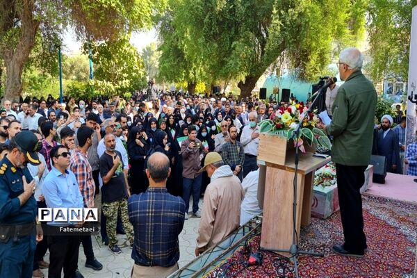 تجمع نوجوانان اهوازی همزمان با آغاز هفته بسیج دانش‌آموزی در تشییع شهید گمنام