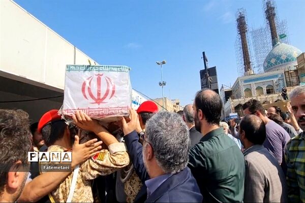 تجمع نوجوانان اهوازی همزمان با آغاز هفته بسیج دانش‌آموزی در تشییع شهید گمنام