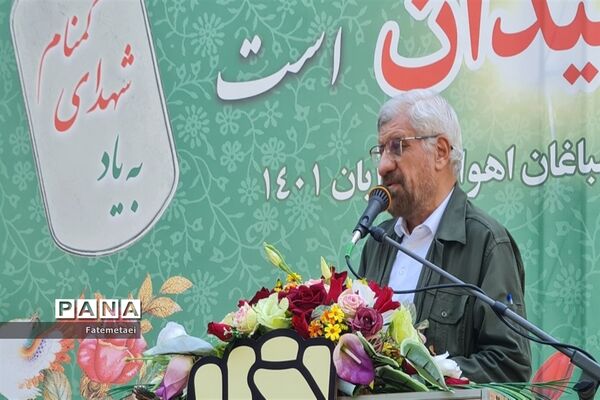 تجمع نوجوانان اهوازی همزمان با آغاز هفته بسیج دانش‌آموزی در تشییع شهید گمنام