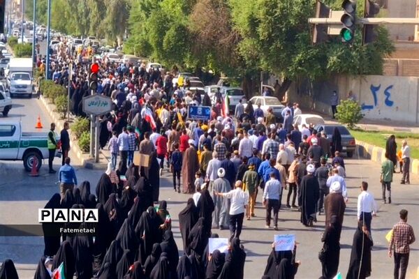 تجمع نوجوانان اهوازی همزمان با آغاز هفته بسیج دانش‌آموزی در تشییع شهید گمنام