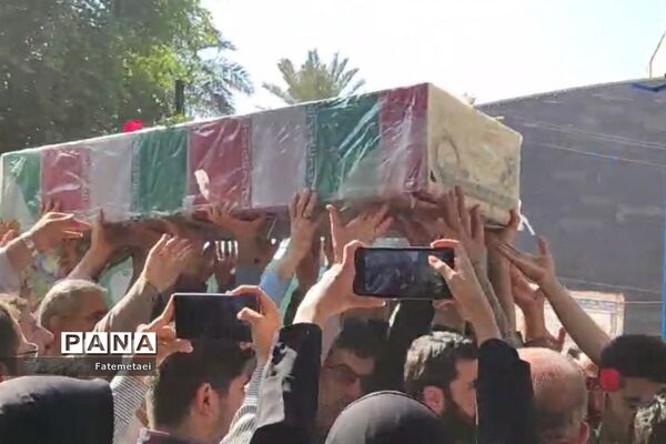 تجمع نوجوانان اهوازی همزمان با آغاز هفته بسیج دانش‌آموزی در تشییع شهید گمنام