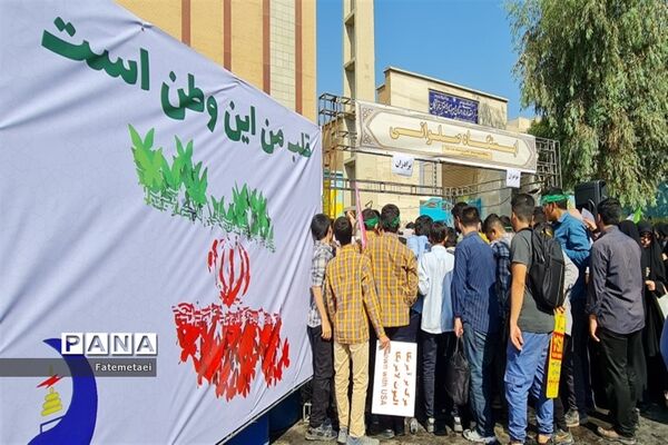 تجمع نوجوانان اهوازی همزمان با آغاز هفته بسیج دانش‌آموزی در تشییع شهید گمنام
