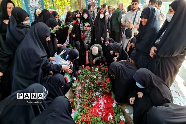 تجمع نوجوانان اهوازی همزمان با آغاز هفته بسیج دانش‌آموزی در تشییع شهید گمنام