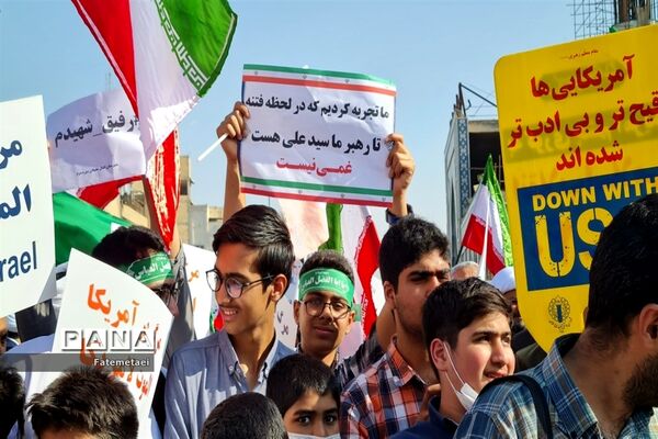 تجمع نوجوانان اهوازی همزمان با آغاز هفته بسیج دانش‌آموزی در تشییع شهید گمنام