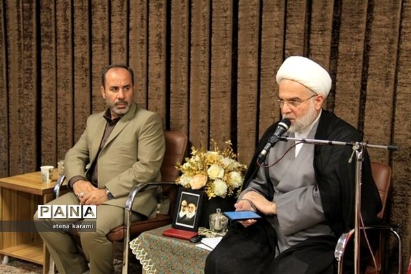 نشست تشکل‌های دانش‌آموزی با نماینده‌ ولی فقیه دراستان کردستان