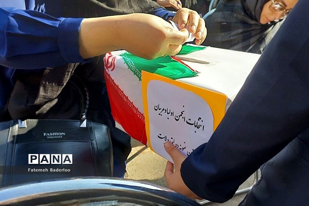 برگزاری جلسه انتخابات انجمن اولیا و مربیان در دبیرستان نمونه دولتی ولایت