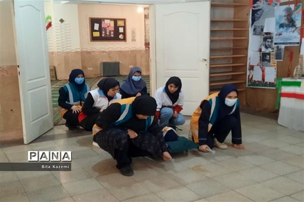 اجرای مانور پدافند غیرعامل در مدرسه دخترانه بعثت در شهرری