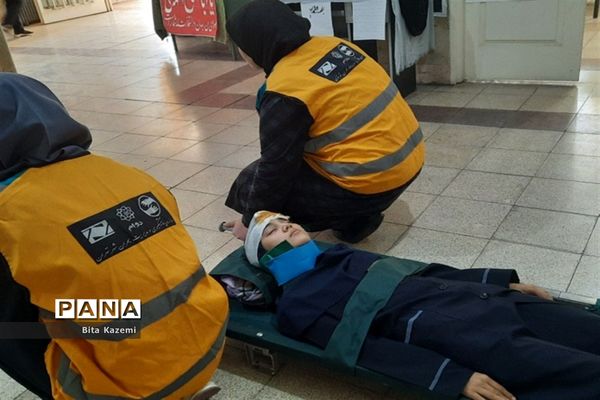 اجرای مانور پدافند غیرعامل در مدرسه دخترانه بعثت در شهرری